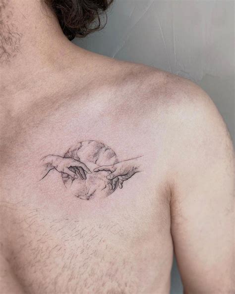 Tatuajes en el pecho minimalistas para hombre